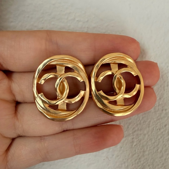 ✨Vintage Chanel Gold-Tone CC Earrings✨ - Picture 8 of 13